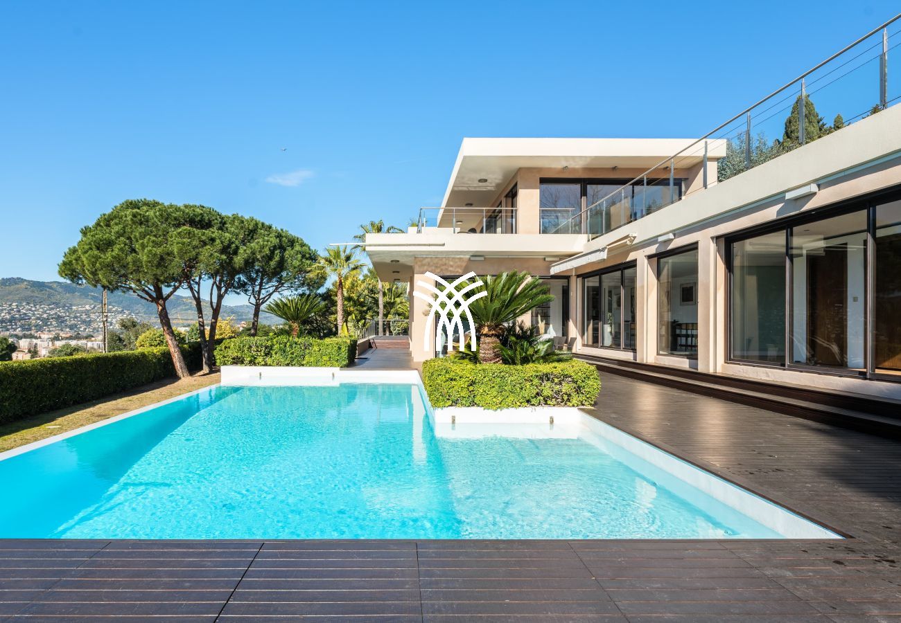 Villa in Cannes - 5 Seasons ****