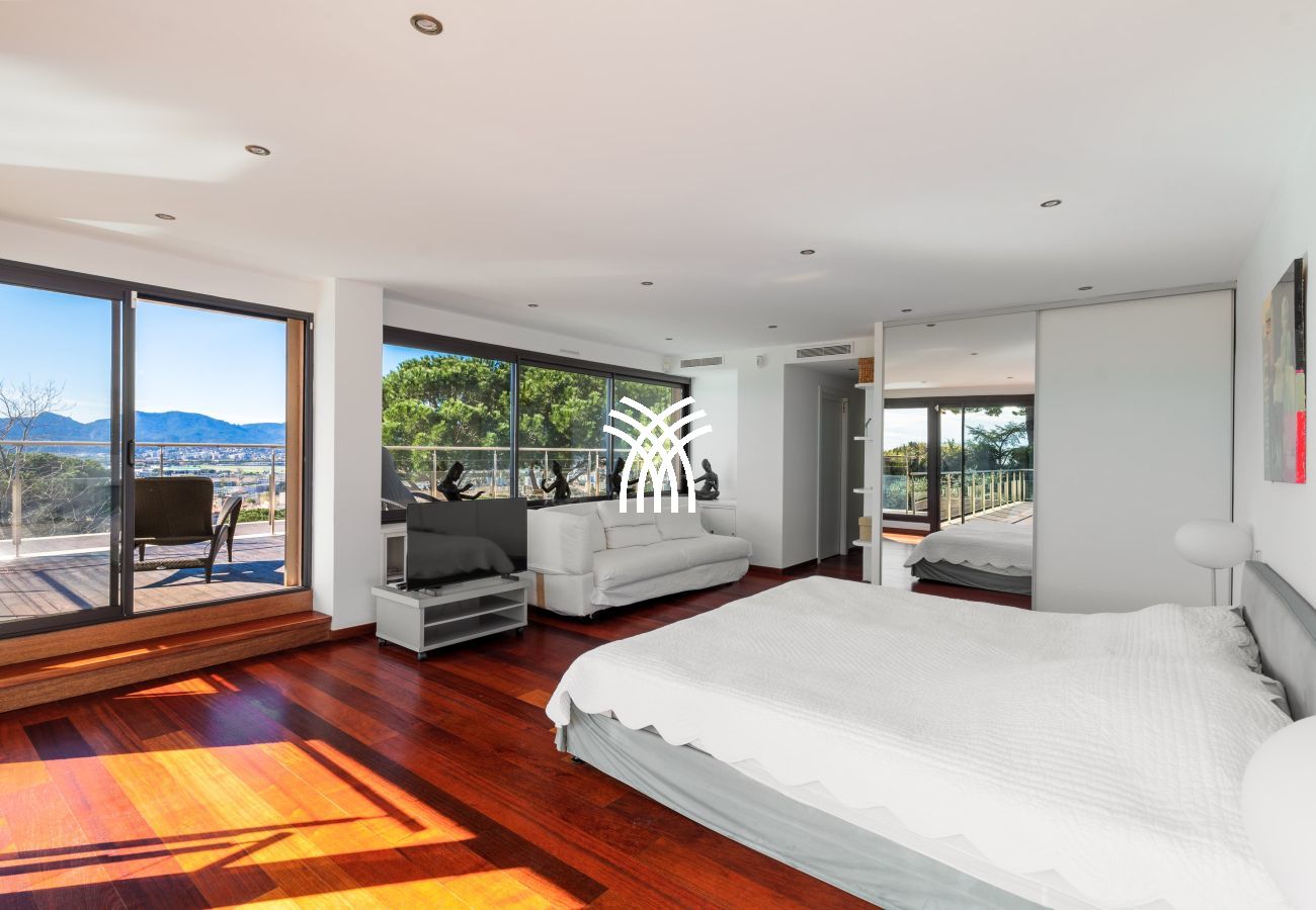 Villa in Cannes - 5 Seasons ****