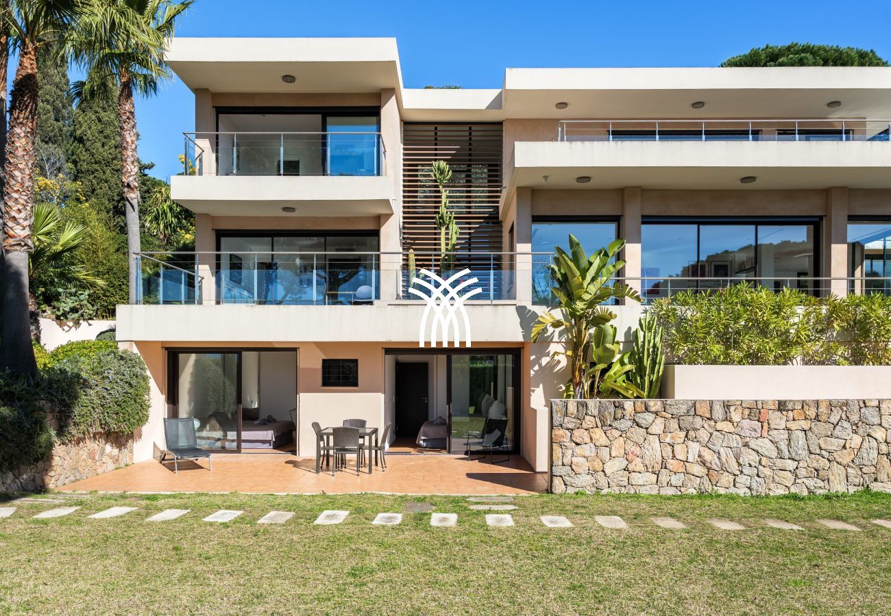 Villa in Cannes - 5 Seasons ****