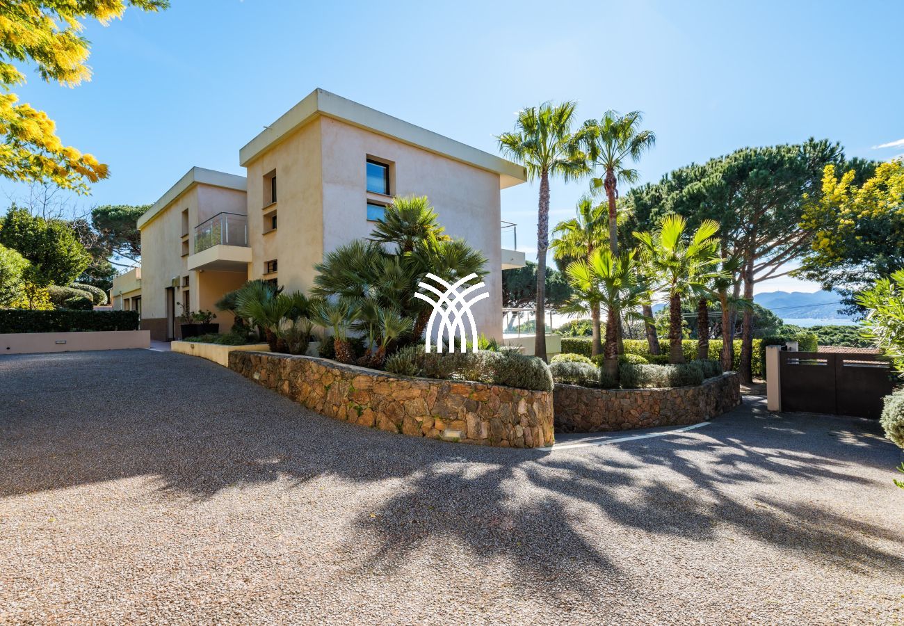Villa in Cannes - 5 Seasons ****