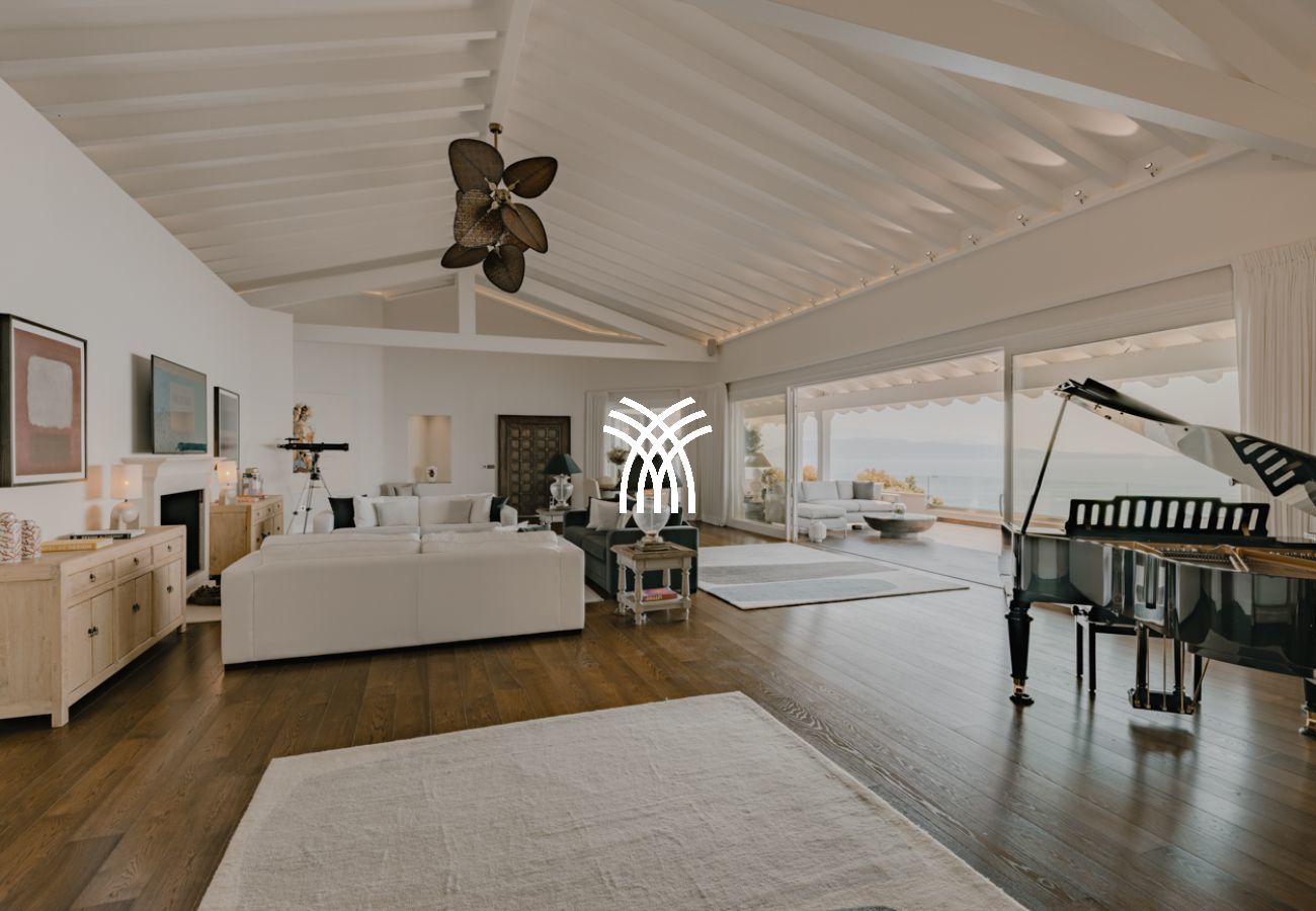 Villa in Nissaki - The Edge