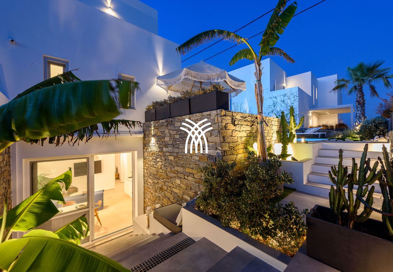 Villa in Paros - Black Pearl