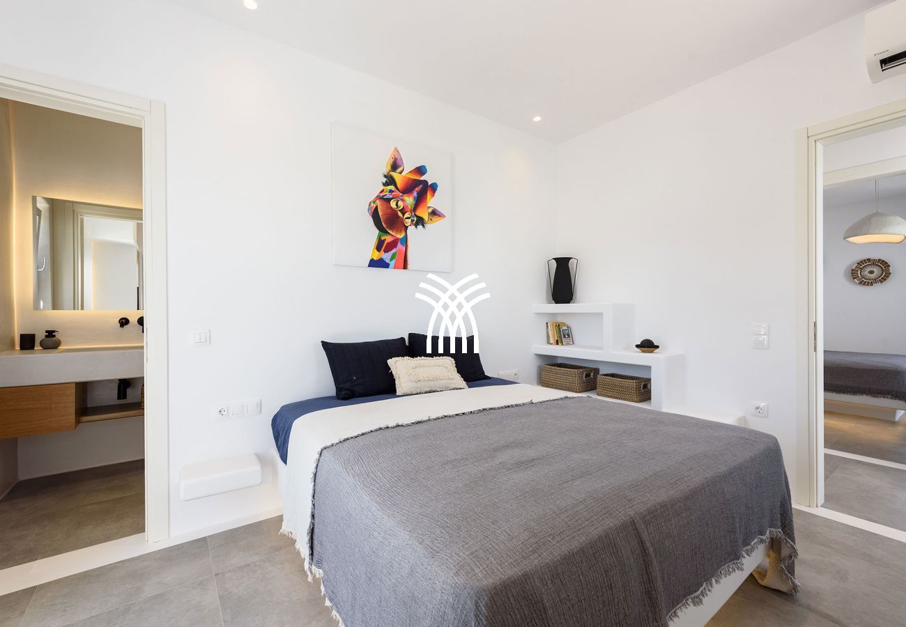 Villa in Paros - Black Pearl