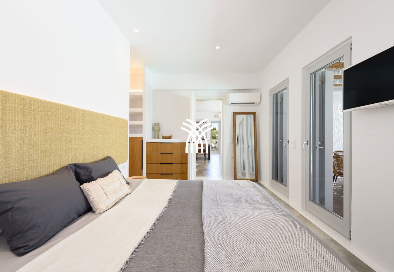 Villa in Paros - Black Pearl