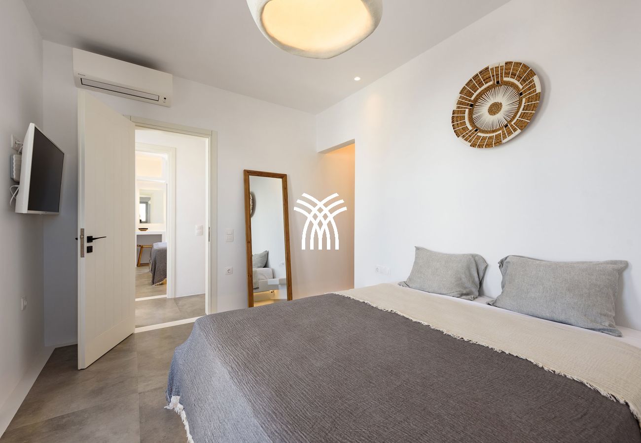 Villa in Paros - Black Pearl