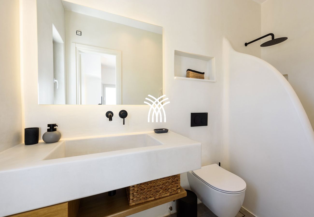 Villa in Paros - Black Pearl