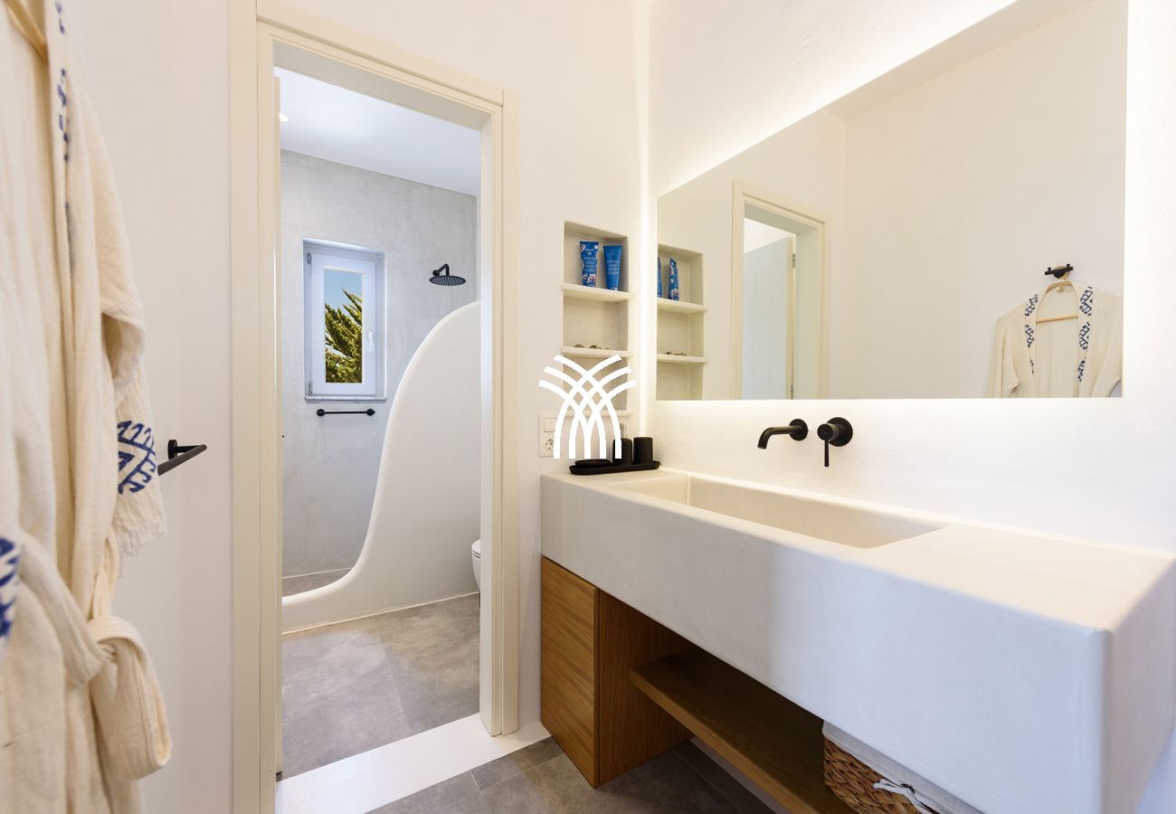 Villa in Paros - Black Pearl