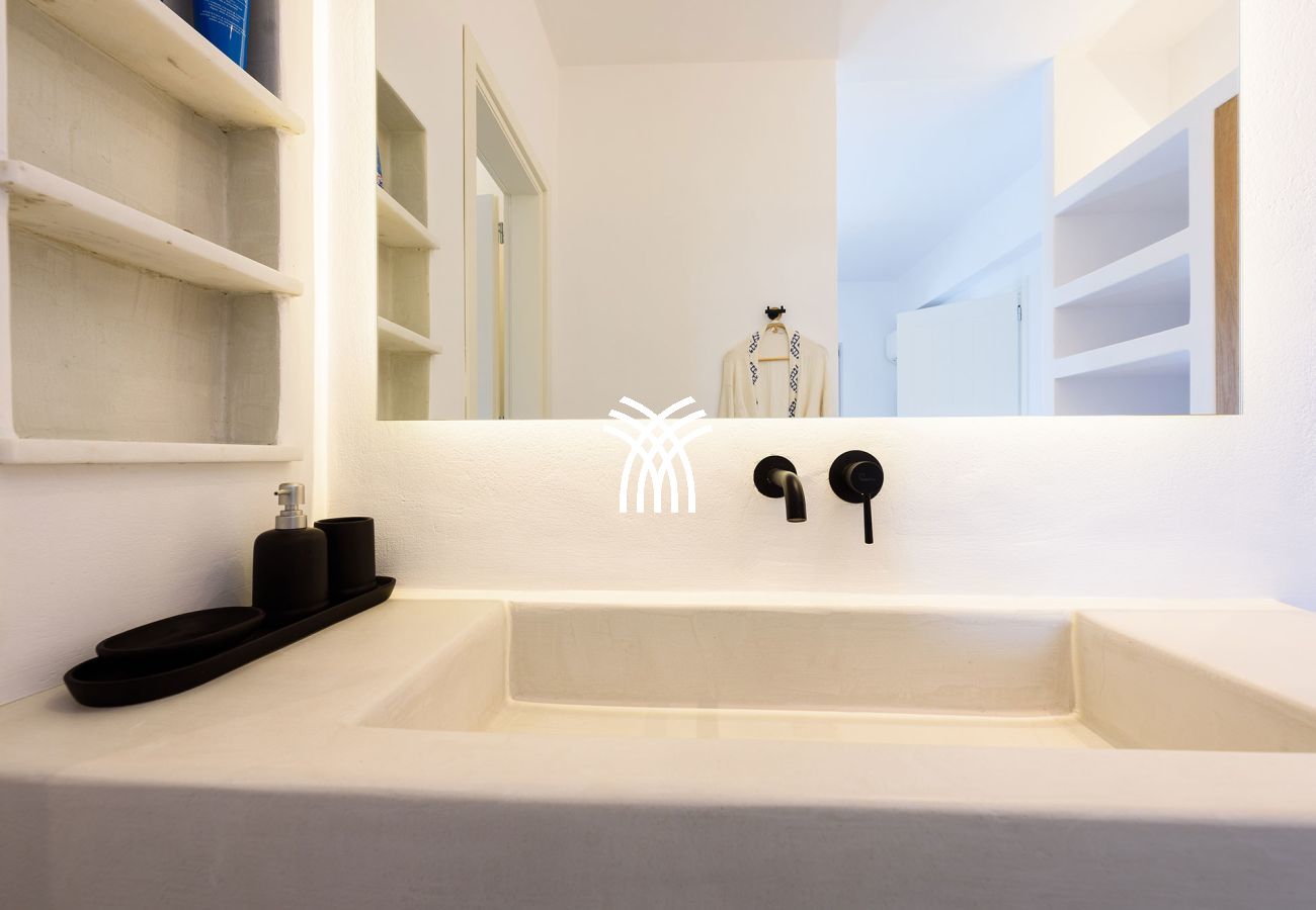 Villa in Paros - Black Pearl